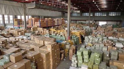 物流公司的倉儲內堆滿貨物